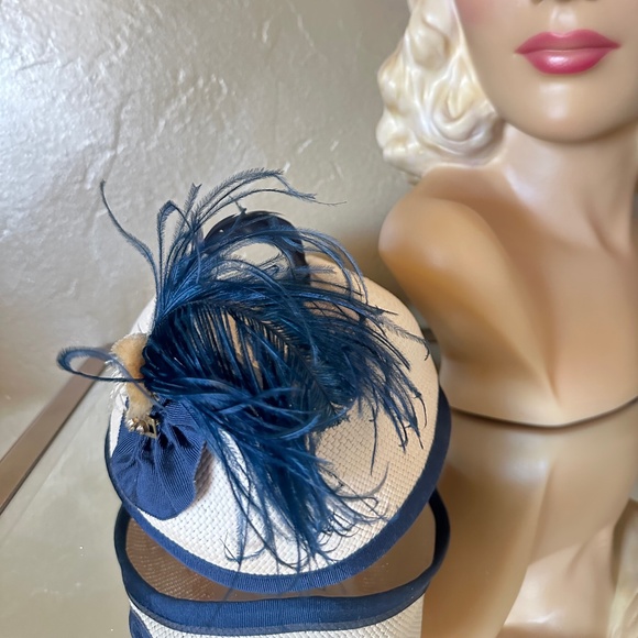STUNNING 1940s\' CREAM STRAW SIDE CAP STYLE + NAVY TRIM, BROOCH & FEATHERS